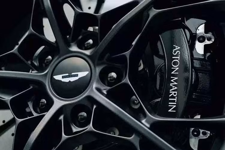 Ngoài ra, mẫu siêu xe này còn được Aston Martin tích hợp thêm 2 mô tơ điện kết hợp giúp tổng công suất cho Valhalla lên đến 937 mã lực và mô-men xoắn cực đại là 1.000 Nm.