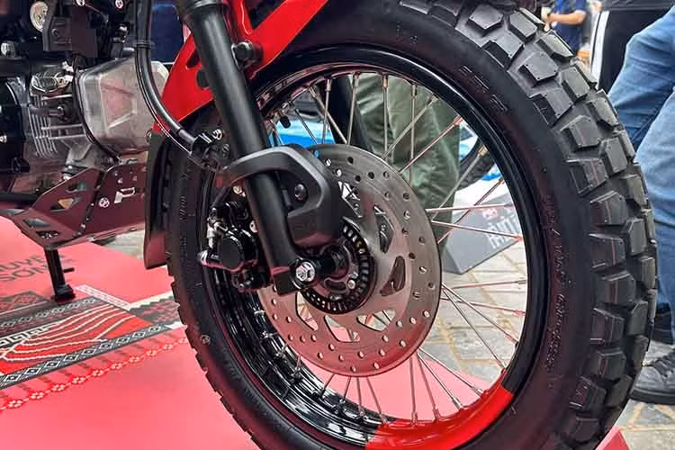 Điểm mới đáng chú ý là phanh ABS cho bánh trước, hiện chỉ có trên hai phiên bản PG-1 2025 Cao cấp và Giới hạn. Đĩa phanh trước được nâng từ 220mm lên 245mm, đi kèm cải tiến ở cụm phanh và ống dẫn dầu.