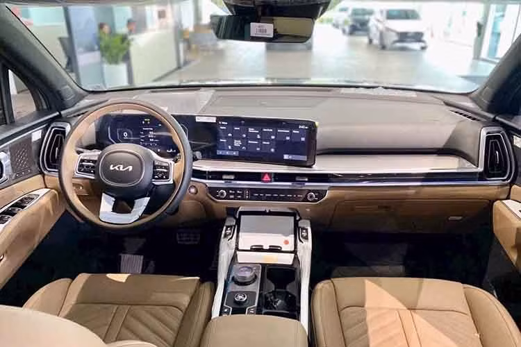 Bên trong khoang nội thất của Kia Sorento 2025 mới tại Việt Nam có thấy thấy được những nâng cấp đáng kể như cụm màn hình đôi gồm đồng hồ kỹ thuật số và giải trí trung tâm, đều có kích thước lớn 12,3 inch.