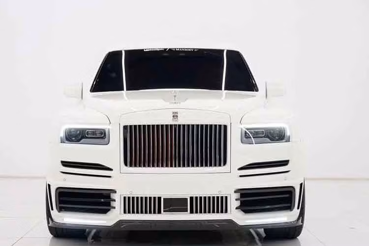 Chiếc xe SUV siêu sang Rolls-Royce Cullinan độ Mansory màu trắng sang trọng này đang được chào bán với mức gía cũng không quá đắt đỏ, chỉ khoảng 399.000 USD.