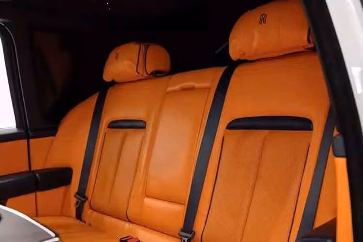 Liệu việc tăng công suất có phải là một phần của việc tân trang xe không? Có lẽ là không, do đó, nhiều khả năng chúng ta vẫn sẽ thấy động cơ V12 tăng áp kép, sản sinh công suất 562 mã lực trên Rolls-Royce Cullinan thông thường, và con số này có thể lên tới 592 mã lực trên phiên bản Cullinan Black Badge cao cấp hơn.