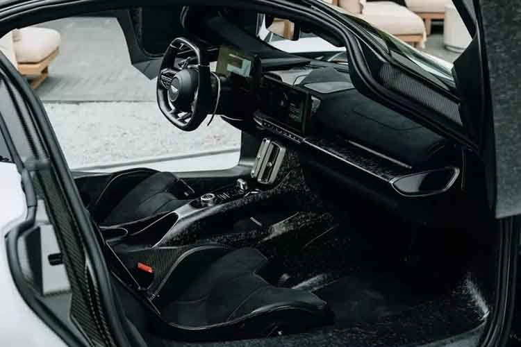 Siêu xe Aston Martin Valhalla sử dụng hộp số tự động ly hợp kép 8 cấp được phát triển và chế tạo độc quyền cho các cỗ máy dùng động cơ hybrid của Aston Martin.