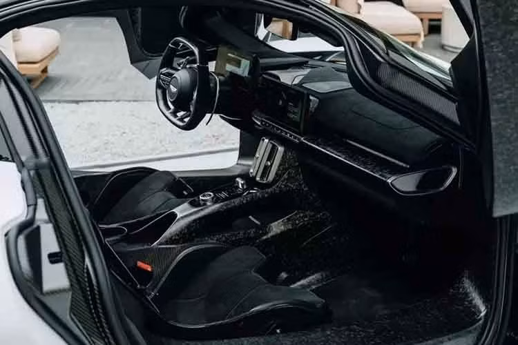 Siêu xe Aston Martin Valhalla sử dụng hộp số tự động ly hợp kép 8 cấp được phát triển và chế tạo độc quyền cho các cỗ máy dùng động cơ hybrid của Aston Martin.