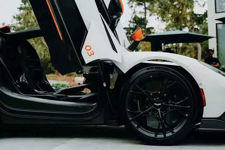 Khoang lái Aston Martin Valhalla cũng lấy cảm hứng từ xe đua F1. Sàn để chân được nâng cao để tạo tư thế ngồi thấp. Ghế sợi carbon đơn mảnh, vô lăng sợi carbon phẳng cả trên và dưới, bảng đồng hồ kỹ thuật số và màn trung tâm cỡ lớn là một số điểm nhấn chính tại khu vực này.