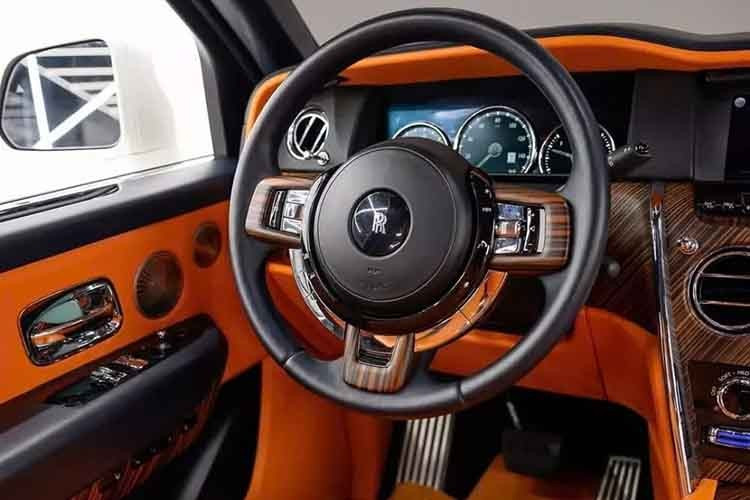 Như bạn có thể đã thấy, những điểm nhấn màu cam đó được sử dụng để kết nối ngoại thất với bên trong xe, nơi có rất nhiều màu cam trên ghế ngồi, ốp cửa, bảng táp-lô, bảng điều khiển trung tâm và nhiều chi tiết khác.