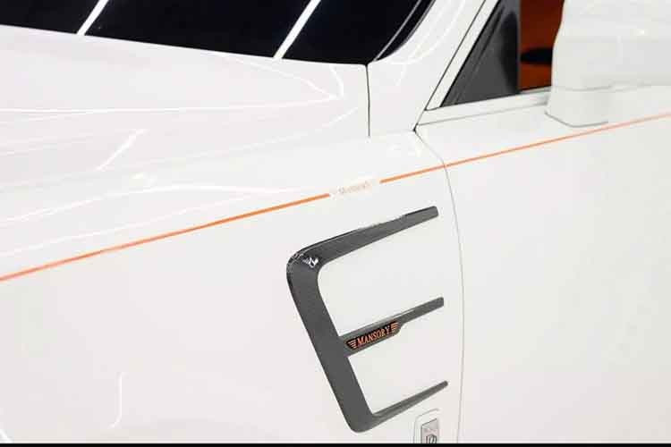 Xe cũng có sọc cam, điểm nhấn màu cam ở nửa lưới tản nhiệt phía trước, biểu tượng Spirit of Ecstasy, và trên nắp capo trung tâm mang thương hiệu Mansory, trang trí cho bộ vành xe đẹp mắt. Ngoài ra, xe còn được trang bị một vài chi tiết sợi carbon.