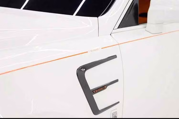 Xe cũng có sọc cam, điểm nhấn màu cam ở nửa lưới tản nhiệt phía trước, biểu tượng Spirit of Ecstasy, và trên nắp capo trung tâm mang thương hiệu Mansory, trang trí cho bộ vành xe đẹp mắt. Ngoài ra, xe còn được trang bị một vài chi tiết sợi carbon.