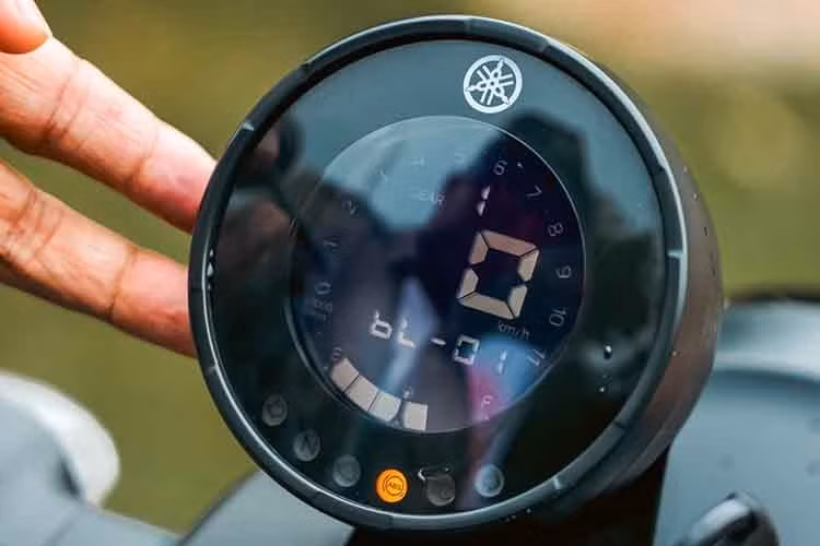 Xe giữ nguyên thiết kế đèn tròn trước/sau theo phong cách retro, kết hợp cùng yên đôi phân tầng riêng biệt cho người lái và người ngồi sau. Hệ thống damper dưới yên giúp hạn chế rung chấn khi đi qua mặt đường xấu.