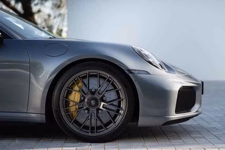 Porsche 911 Turbo S phiên bản mới có gói nâng cấp ngoại thất thân rộng, kích thước chiều dài x rộng x cao lần lượt là 4.551 x 1.900 x 1.295 mm, trục cơ sở 2.450 mm. Khoảng sáng gầm đạt 93 mm. Hệ thống ống xả kép thể thao Titanium là trang bị tiêu chuẩn đối với 911 Turbo S có trọng lượng 6,8 kg (nhẹ hơn bản cũ).