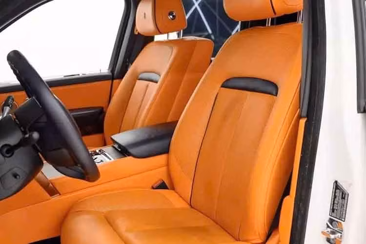 Chiếc Rolls-Royce Cullinan tiền nâng cấp này cũng được trang trí bằng gỗ và các chi tiết sáng bóng thường thấy ở nội thất. Chúng tôi không thể nói rõ liệu Mansory có làm đúng ý mình với khoang lái hay không, nhưng có một điều chắc chắn: chiếc xe này không hề có logo Mansory bên trong.