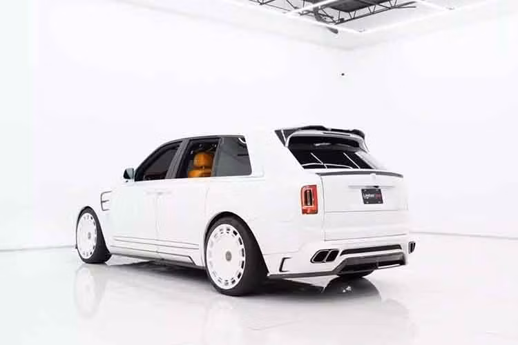 Chiếc xe chúng ta đang thấy ở đây là một cỗ máy Anh Quốc được độ lại, trông rất tuyệt vời so với những gì mà hãng độ này đã tạo ra. Xe sở hữu lớp sơn trắng điểm xuyết một vài chi tiết màu đen và một vài điểm nhấn màu cam ở đây đó.