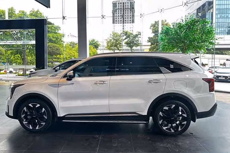 Thiết kế dải LED định vị của xe mỏng và lưới tản nhiệt tinh chỉnh lại cho cảm giác hiện đại, cao cấp hơn. Bộ mâm hợp kim thiết kế mới, kích thước 20 inch trang bị tiêu chuẩn trên tất cả các phiên bản, mang đến diện mạo thể thao và vững chãi hơn hẳn đời cũ.