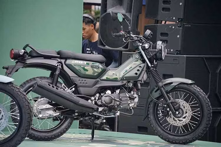 Xe cũng sử dụng bộ lốp IRC GP-22S dạng gai, tăng độ bám đường khi đi trên địa hình hỗn hợp. Hệ thống giảm xóc bao gồm phuộc ống lồng phía trước dạng chữ H và giảm xóc sau tay đòn lộ cơ khí, giúp cải thiện độ ổn định khi di chuyển ở tốc độ cao.