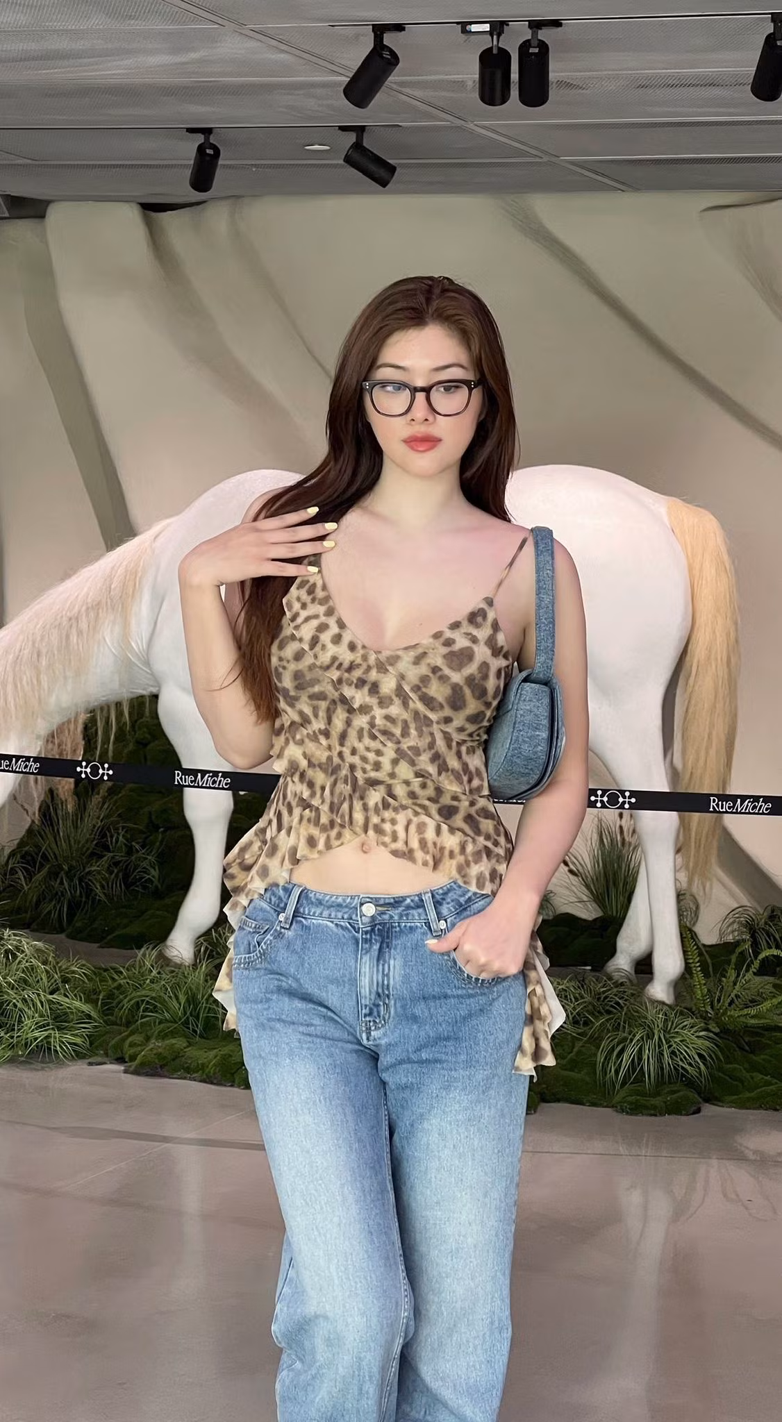 Người đẹp Phạm Huỳnh Tiên vừa gây chú ý khi xuất hiện với diện mạo trẻ trung, cuốn hút trong loạt ảnh xuống phố. Tận dụng ánh nắng chiều dịu nhẹ của Sài Gòn, cô khoe trọn vẻ đẹp hiện đại, tự nhiên nhưng vẫn nổi bật giữa không gian quen thuộc của thành phố.