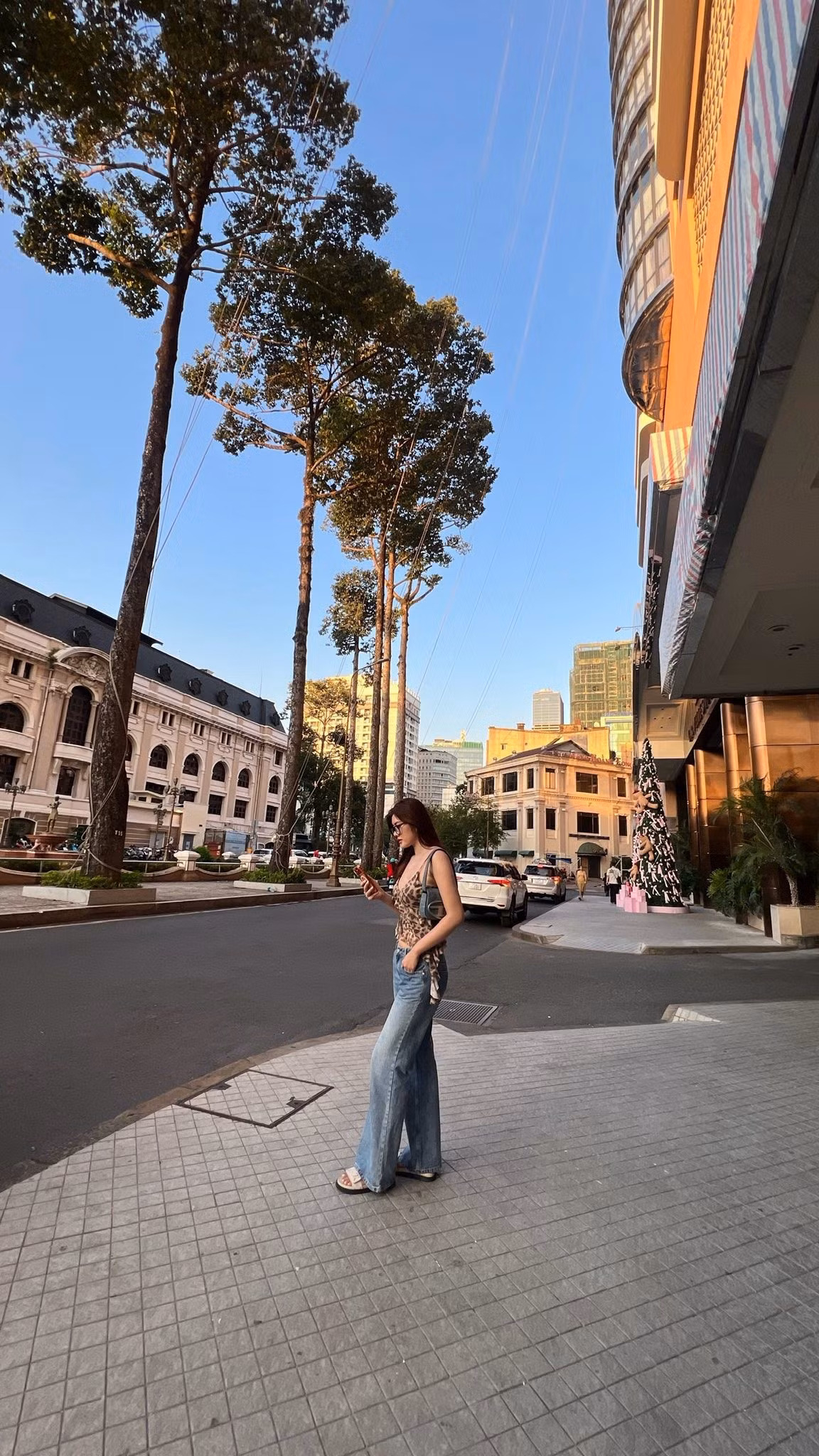 Mái tóc dài nâu trầm buông nhẹ giúp Huỳnh Tiên trông mềm mại và nữ tính hơn, đồng thời làm nổi bật chiếc cổ thon và bờ vai mảnh mai.