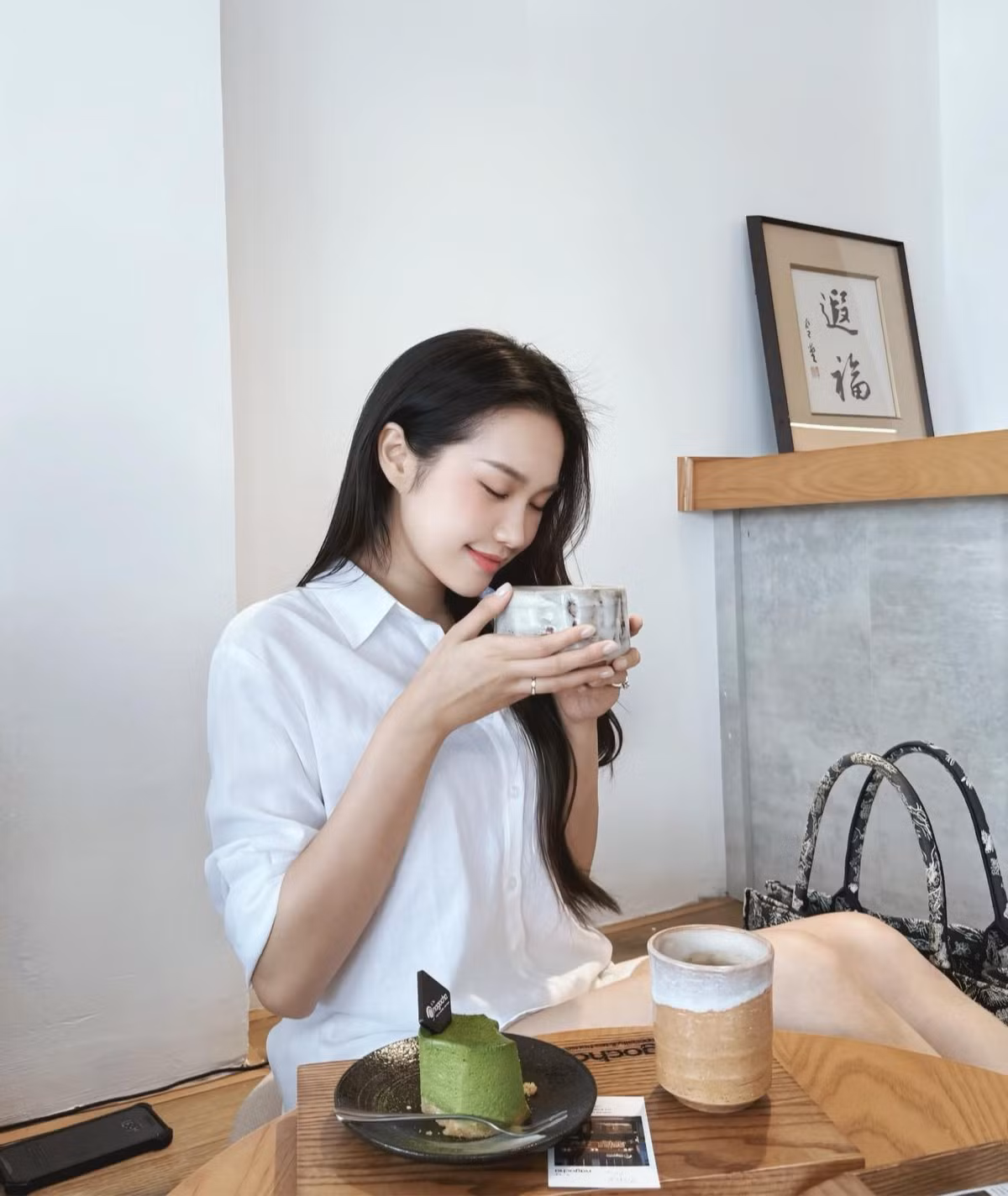 Nếu nhìn vào loạt ảnh khi dự sự kiện hoặc chụp hình cùng Đoàn Văn Hậu, Doãn Hải My vẫn toát lên nét đẹp thanh lịch, nhẹ nhàng chứ không có vẻ thô cứng như người mới phẫu thuật thẩm mỹ.