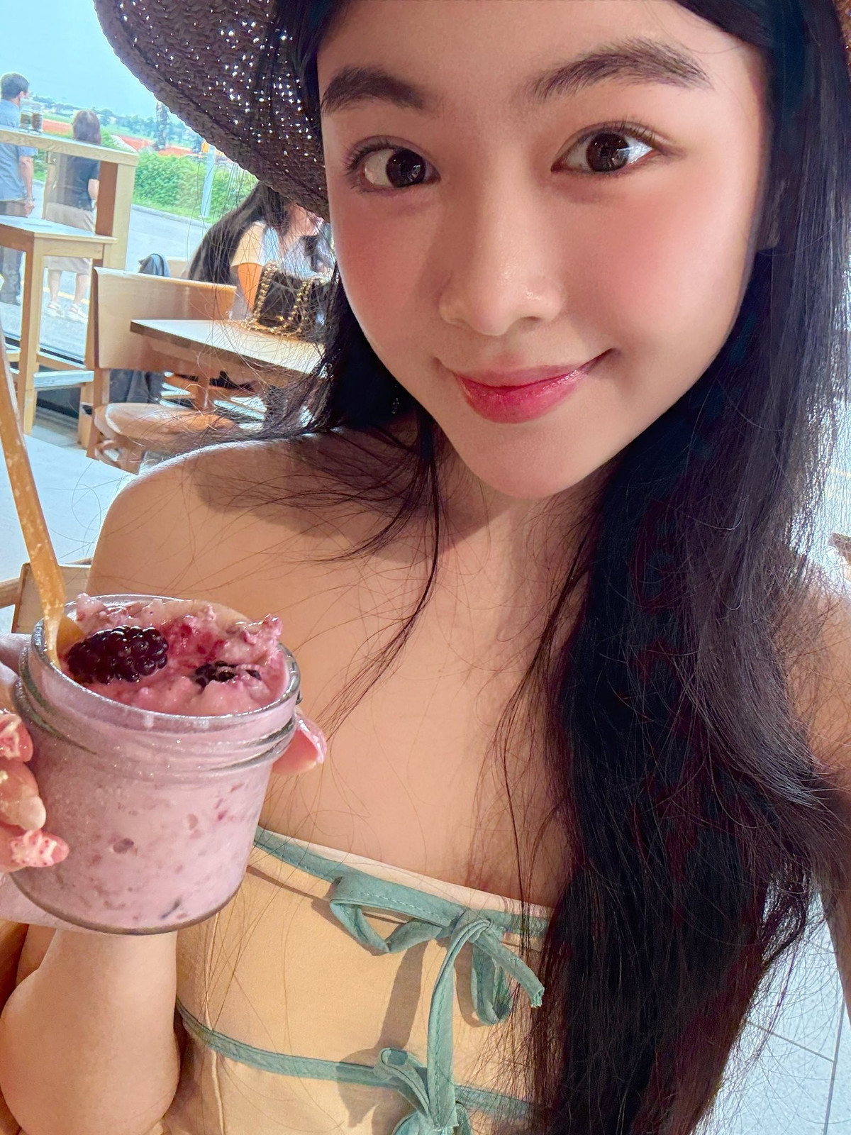 Không chỉ học giỏi, Lọ Lem còn sớm rèn luyện khả năng tự lập. Từ năm 16 tuổi, cô đã tự làm mẫu ảnh, tham gia các dự án quảng cáo, làm đại sứ thương hiệu. Ngoài ra, Lọ Lem còn dạy vẽ, dạy đan len, sáng tạo nội dung và kinh doanh nhỏ.