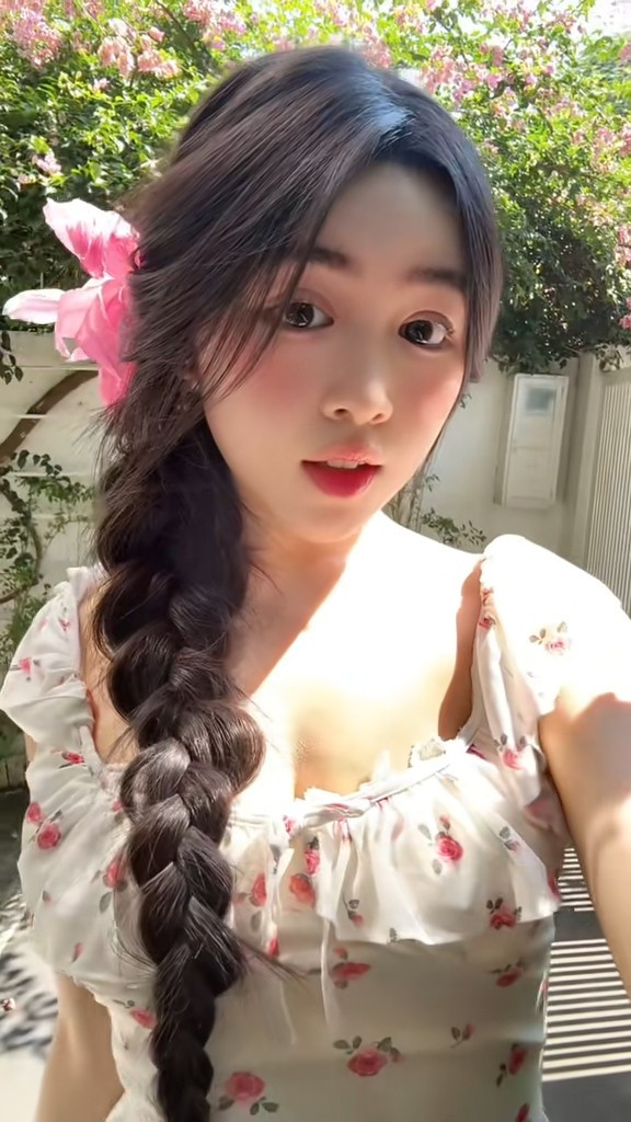 Không chỉ sở hữu chiều cao nổi bật 1,73 m, Lọ Lem còn gây nể bởi thành tích học tập đáng khâm phục. Trong kỳ thi Cambridge IGCSE năm 2022, cô đạt toàn bộ điểm A*-A. Cùng năm, cô giành giải Nhất hạng mục tranh Canvas tại Cuộc thi Văn chương Sài Gòn, và đến 2023 tiếp tục đoạt giải Nhất Cuộc thi Nhiếp ảnh do FOBISIA tổ chức.