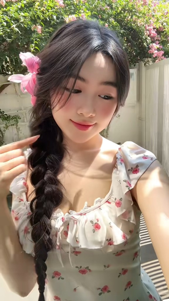 Điểm nhấn trên gương mặt chính của Lọ Lem là đôi mắt to tròn, long lanh cùng bờ môi hồng nhẹ, giúp cô giữ trọn nét đẹp hồn nhiên đặc trưng tuổi 19.