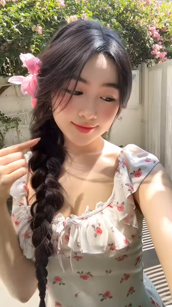 Điểm nhấn trên gương mặt chính của Lọ Lem là đôi mắt to tròn, long lanh cùng bờ môi hồng nhẹ, giúp cô giữ trọn nét đẹp hồn nhiên đặc trưng tuổi 19.