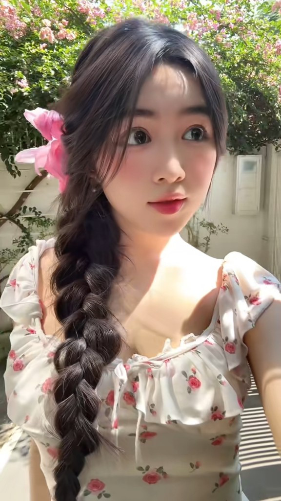 Sinh năm 2006, Mai Thảo Linh từ lâu đã trở thành hiện tượng mạng xã hội. Vẻ đẹp trong trẻo cùng phong thái nhẹ nhàng giúp cô được cộng đồng yêu mến và đặt cho biệt danh “Lọ Lem”.