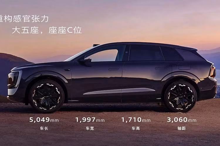 AUDI E7X 2026 mới lần đầu được giới thiệu dưới dạng xe concept mang tên AUDI E SUV vào tháng 11/2025. Sau đó, bản thương mại đã nhanh chóng xuất hiện trong hồ sơ đăng kiểm vào tháng tiếp theo. Xe sở hữu kích thước dài x rộng x cao lần lượt 5.049 x 1.997 x 1.710 mm và chiều dài cơ sở 3.060 mm.