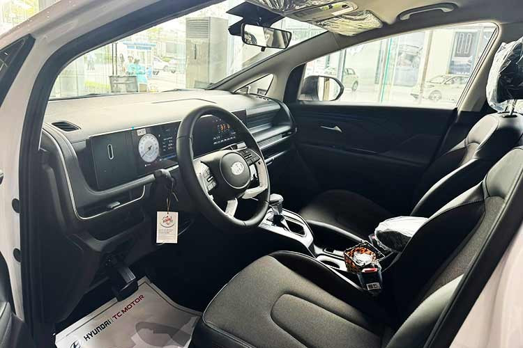 Ngoài cụm màn hình, các chi tiết khác trong nội thất của Stargazer bản nâng cấp sắp mở bán tại Việt Nam được trang bị hai màn hình kích thước 10,25 inch, hỗ trợ Apple CarPlay và Android Auto không dây, điều hòa tự động, phanh tay điện tử đi kèm chức năng giữ phanh tự động.