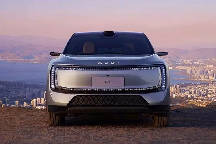 Xe có tùy chọn mâm 21 inch hoặc 22 inch. Tương tự người anh em E5 Sportback, AUDI E7X cũng được áp dụng phong cách thiết kế tối giản và mượt mà nhằm tối ưu hóa tính khí động lực học, cải thiện phạm vi di chuyển sau khi sạc.