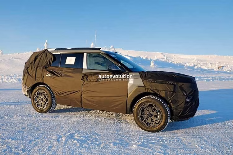 Những hình ảnh chạy thử cho thấy mẫu xe SUV Hyundai Tucson 2027 đánh dấu bước chuyển lớn trong ngôn ngữ thiết kế khi nhà sản xuất ôtô Hàn Quốc từ bỏ phong cách “Sensuous Sportiness” mềm mại để theo đuổi triết lý mới mang tên “Art of Steel”, tương tự SantaFe thế hệ mới.