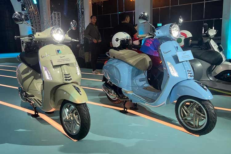 Về ngoại hình, Vespa 2026 sở hữu mặt nạ trước, thiết kế vành xe, chất liệu da ghế, ốp ống xả và hộp ốp phía sau yếm đã được thiết kế phong cách mới. Trong đó phần hộp ốp được bổ sung thêm móc treo mới gấp gọn được.