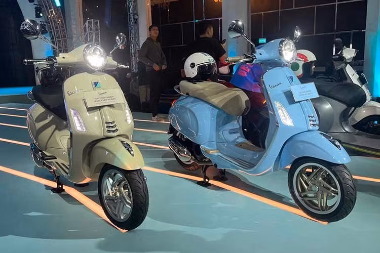Về ngoại hình, Vespa 2026 sở hữu mặt nạ trước, thiết kế vành xe, chất liệu da ghế, ốp ống xả và hộp ốp phía sau yếm đã được thiết kế phong cách mới. Trong đó phần hộp ốp được bổ sung thêm móc treo mới gấp gọn được.