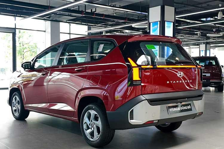 Đuôi xe cũng được làm mới hoàn toàn với cụm đèn hậu nhỏ và hiện đại hơn. Hyundai đã khéo léo đưa vị trí đặt biển số xuống khu vực cản sau. Cách sắp xếp này giúp "giải phóng" không gian cho nắp cốp, tạo điều kiện cho dòng chữ tên xe được hiển thị thoáng đãng và nổi bật hơn. Tổng thể nắp cốp mang thiên hướng tinh giản, ít đường nét phức tạp, tạo cảm giác tinh gọn và cao cấp.