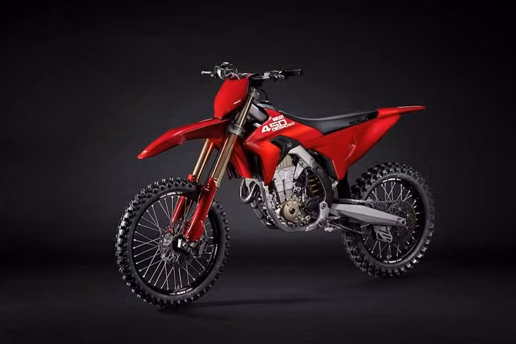 Ducati đã giới thiệu Desmo450 MX vào hồi tháng 5/2025, đây là chiếc xe môtô địa hình "cào cào" chuyên nghiệp đầu tiên trong lịch sử của hãng. Một chiếc xe được sinh ra theo triết lý luôn dẫn dắt Ducati: thử nghiệm và kiểm tra các giải pháp trong cuộc đua để sau đó đưa chúng vào sản xuất xe