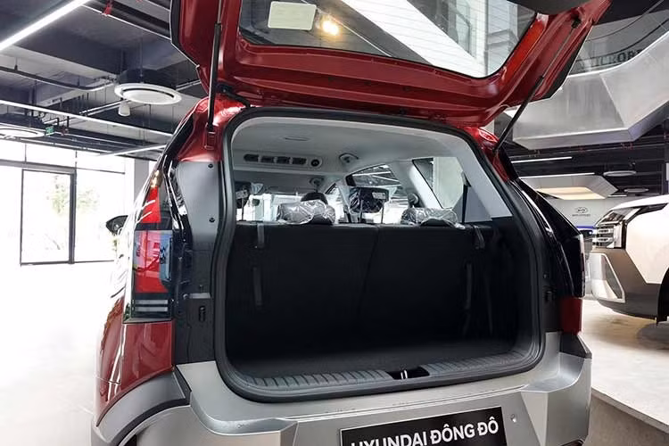 Hyundai Stargazer 2026 được trang bị các tính năng như cảnh báo điểm mù, cảnh báo va chạm phía trước, cảnh báo lệch làn và hỗ trợ giữ làn, cảnh báo phương tiện cắt ngang phía sau, cùng đèn pha tự động thích ứng. Phiên bản facelift cũng được bổ sung ga tự động thích ứng, thay cho ga tự động tiêu chuẩn trên bản cũ.