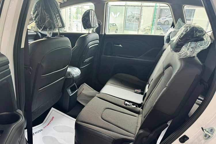 Xe vẫn duy trì các phím bấm vật lý quen thuộc, hướng tới nhóm khách hàng gia đình đề cao sự dễ sử dụng. Cách bố trí hộc đồ trung tâm và cửa gió điều hòa kéo dài theo chiều ngang bảng táp-lô cho thấy Hyundai tiếp tục ưu tiên tính thực dụng.