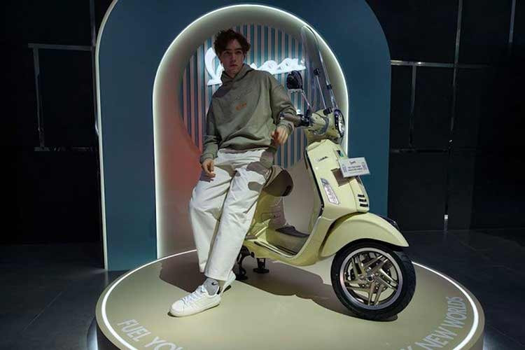 Mức giá xe Vespa Sprint 180 iGets 2026 là Rp 58.500.000 (tương đương 90,69 triệu đồng); Vespa Sprint S là Rp 61.000.000 (khoảng 94,57 triệu đồng). Cuối cùng là Vespa Sprint Tech có giá Rp 66.000.000 (khoảng 102,3 triệu đồng).