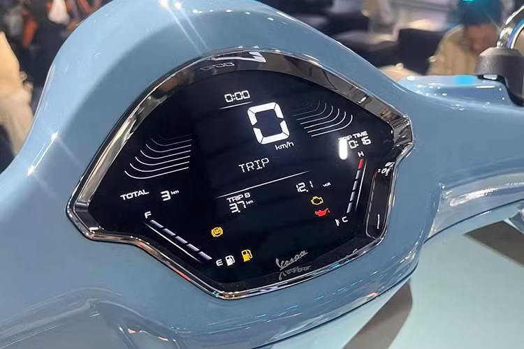 Chưa hết, Primavera S và Sprint S cũng nhận được khoá smartkey. Dù nâng cấp nhiều, nhưng tại Indonesia, giá bán của Vespa Primavera và Sprint với máy 180 iGet vẫn giữ nguyên so với khi chúng còn được lắp động cơ 150cc.