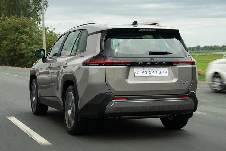 Toyota cũng trang bị cho RAV4 2026 đầy đủ các công nghệ an toàn với hệ thống túi khí toàn diện, lốp dự phòng và gói hỗ trợ lái Toyota Safety Sense trên cả hai phiên bản. Bản LTD còn có thêm hệ thống đèn pha thích ứng, giúp tăng cường khả năng quan sát trong điều kiện thiếu sáng...