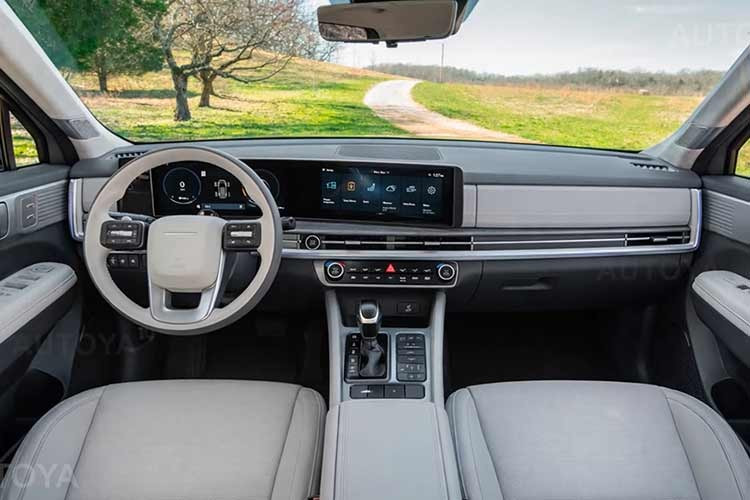 Xe sở hữu màn hình giải trí kích thước lớn 17 inch, kết hợp bảng đồng hồ kỹ thuật số 9,9 inch. Đáng chú ý, Hyundai sẽ giới thiệu hệ điều hành mới Pleos dựa trên nền tảng Android, mang đến giao diện tương tự smartphone cùng kho ứng dụng riêng. Đi kèm là trợ lý ảo “Gleo” sử dụng AI, có khả năng xử lý lệnh giọng nói tự nhiên cho các chức năng như điều hướng, điều hòa hay thiết lập hệ thống xe.