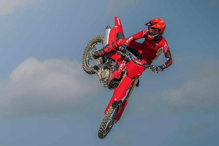 Một trong những điểm nhấn đáng chú ý của Desmo450 MX nằm ở hệ thống điện tử hỗ trợ lái tiên tiến. Ducati cho biết đây là mẫu motocross đầu tiên được trang bị hệ thống kiểm soát lực kéo có khả năng đo lường chính xác độ trượt của bánh sau.