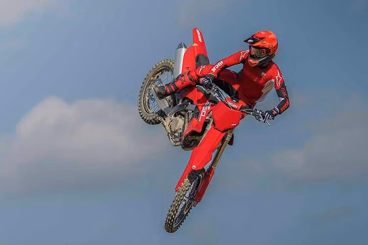 Một trong những điểm nhấn đáng chú ý của Desmo450 MX nằm ở hệ thống điện tử hỗ trợ lái tiên tiến. Ducati cho biết đây là mẫu motocross đầu tiên được trang bị hệ thống kiểm soát lực kéo có khả năng đo lường chính xác độ trượt của bánh sau.