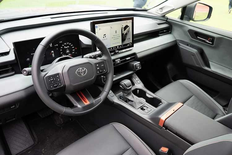 Không gian nội thất của Toyota RAV4 2026 chủ yếu là tông màu tối, vật liệu kết hợp giữa nhựa cứng, vải dạng nỉ và da. Vô lăng mới cùng bộ màn hình kép cỡ lớn là dấu hiệu rõ rệt cho việc đây là phiên bản hoàn toàn mới.