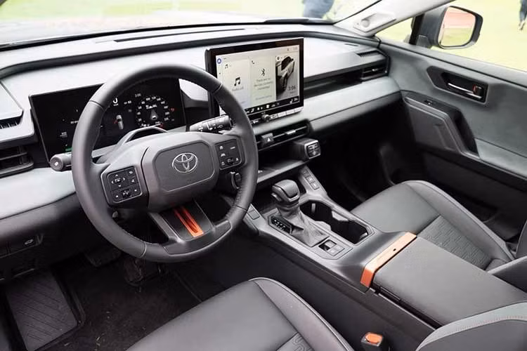 Không gian nội thất của Toyota RAV4 2026 chủ yếu là tông màu tối, vật liệu kết hợp giữa nhựa cứng, vải dạng nỉ và da. Vô lăng mới cùng bộ màn hình kép cỡ lớn là dấu hiệu rõ rệt cho việc đây là phiên bản hoàn toàn mới.