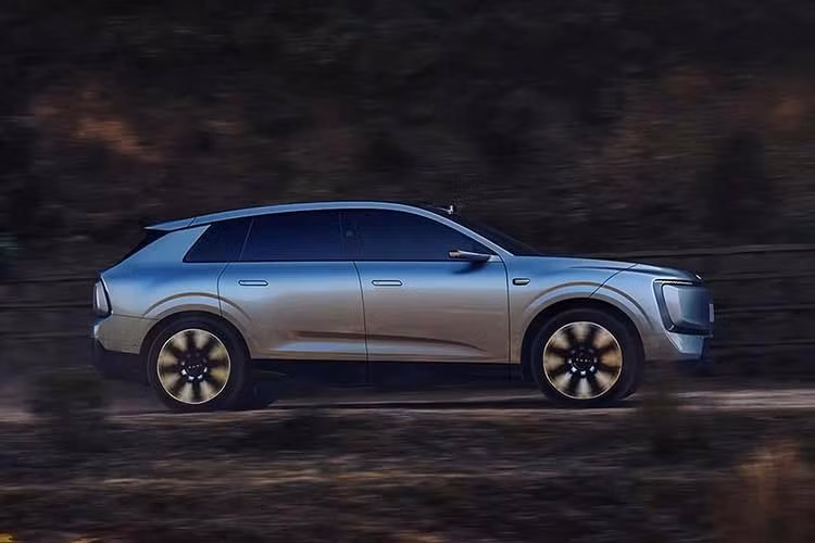 Chưa dừng ở đó, E7X còn có cảm biến LiDAR gắn trên nóc xe, vận hành bởi mô hình lớn Flywheel thế hệ mới của Momenta, mang đến các tính năng như hỗ trợ lái tự động dựa trên định vị trên cả cao tốc lẫn trong đô thị (NOA). Theo kế hoạch, AUDI E7X sẽ chính thức tại Triển lãm Ô tô Bắc Kinh năm nay diễn ra vào tháng 4/2026 tới.