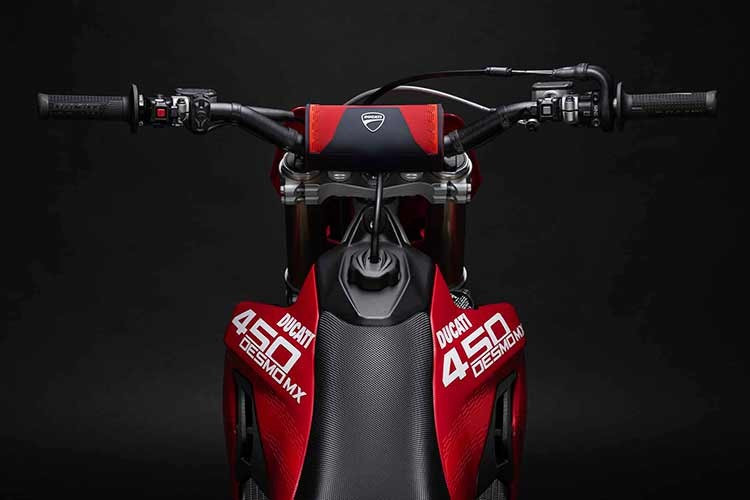 Thiết kế khung gầm của mẫu xe cào cào địa hình Ducati Desmo450 MX 2026 hướng đến mục tiêu mang lại khả năng xử lý chính xác và độ ổn định cao trong các điều kiện thi đấu motocross khắc nghiệt.