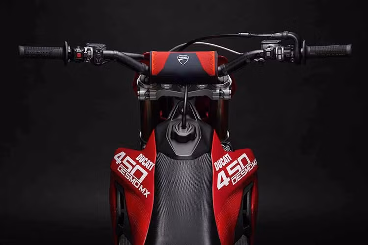 Thiết kế khung gầm của mẫu xe cào cào địa hình Ducati Desmo450 MX 2026 hướng đến mục tiêu mang lại khả năng xử lý chính xác và độ ổn định cao trong các điều kiện thi đấu motocross khắc nghiệt.