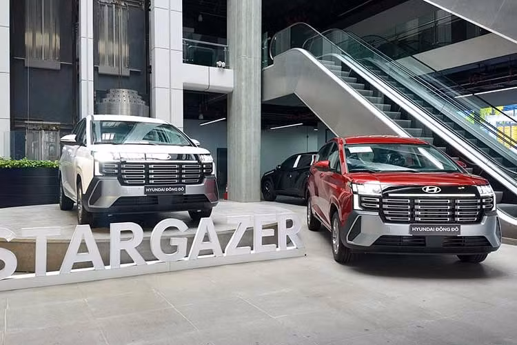 Những chiếc Hyundai Stargazer 2026 mới đã về đến các đại lý chính hãng tại Việt Nam chờ ngày ra mắt và mở bán chính thức. Dựa vào hình ảnh, có thể thấy rằng điểm thay đổi mang tính cốt lõi của Hyundai Stargazer thế hệ mới chính là ngôn ngữ thiết kế khác biệt hơn.