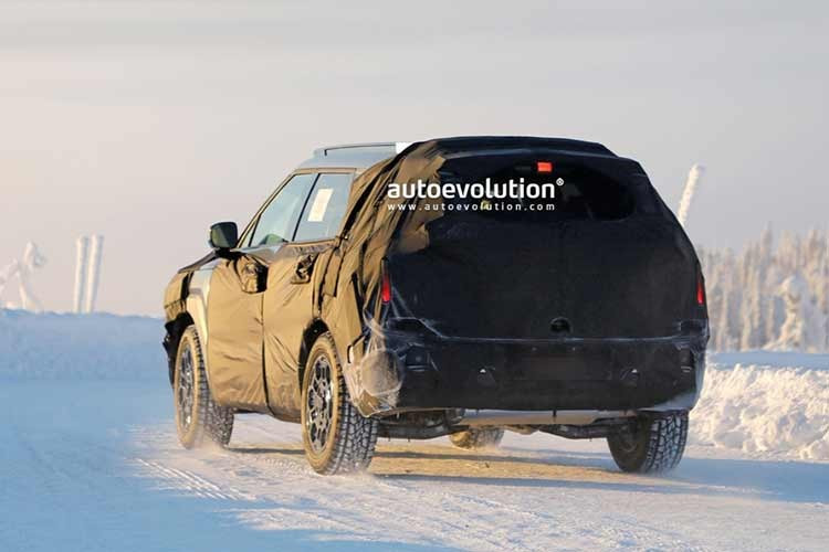 Xe sở hữu diện mạo góc cạnh hơn với phần đầu dựng đứng, nắp capo phẳng và tổng thể bề thế. Điểm nhấn đáng chú ý là thiết kế capo kiểu “clamshell” ôm trọn phần vè trước, tạo cảm giác liền khối cao cấp.