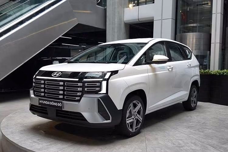 Trong bối cảnh phân khúc MPV cỡ nhỏ ngày càng cạnh tranh, với sự hiện diện của các mẫu xe như VinFast Limo Green hay Mitsubishi Xpander, những thay đổi về thiết kế và trang bị an toàn được xem là yếu tố then chốt giúp Stargazer duy trì sức hút với nhóm khách hàng gia đình.