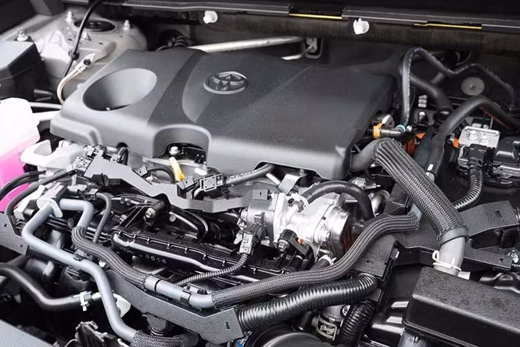 Về vận hành, mẫu xe sử dụng hệ truyền động hybrid 2.5L kết hợp hai mô-tơ điện, cho tổng công suất 236 mã lực. Hệ thống này đi kèm hộp số e-CVT và bình nhiên liệu dung tích 55 lít, mang lại sự cân bằng giữa hiệu suất và khả năng tiết kiệm nhiên liệu – yếu tố then chốt trong phân khúc crossover hiện nay.